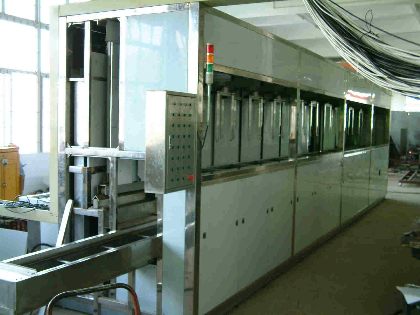 蘇州全自動(dòng)通過式超聲波清洗機(jī)